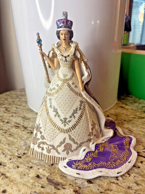 The Coronation of Queen Elizabeth II Figurine Hamilton Collection 2013 Numbered